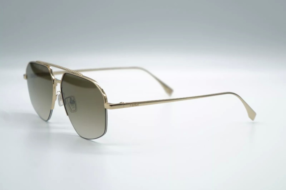 Fendi FE40062U - 10F - 56 Occhiali da sole Gold Pilot (Aviator)